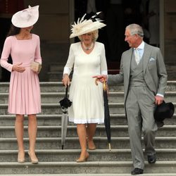 La Duquesa de Cambridge, la Duquesa de Cornualles y el Príncipe de Gales en la garden party