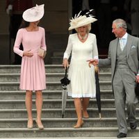 La Duquesa de Cambridge, la Duquesa de Cornualles y el Príncipe de Gales en la garden party