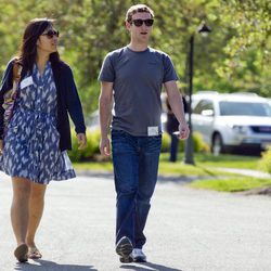 Mark Zuckerberg y Priscilla Chan paseando por Idaho
