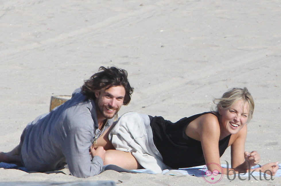 Sharon Stone y su novio en Venice Beach
