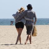Sharon Stone y Martín Mica pasean por la playa