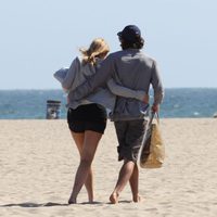 Sharon Stone y Martín Mica pasean por la playa