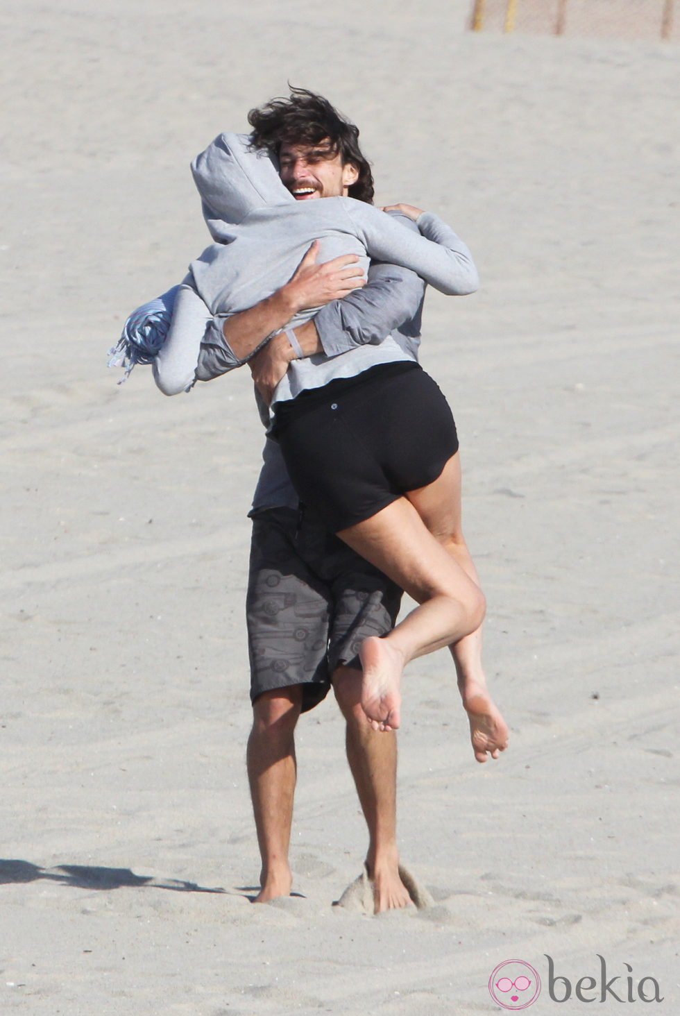 Sharon Stone en los brazos de su novio en Venice Beach