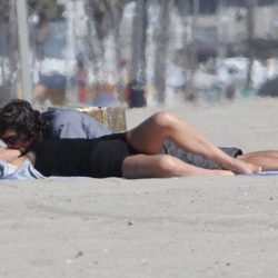 Sharon Stone y Martín Mica derrochan pasión en la playa