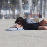 Sharon Stone y Martín Mica derrochan pasión en la playa