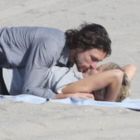 Sharon Stone y Martín Mica besándose en la playa