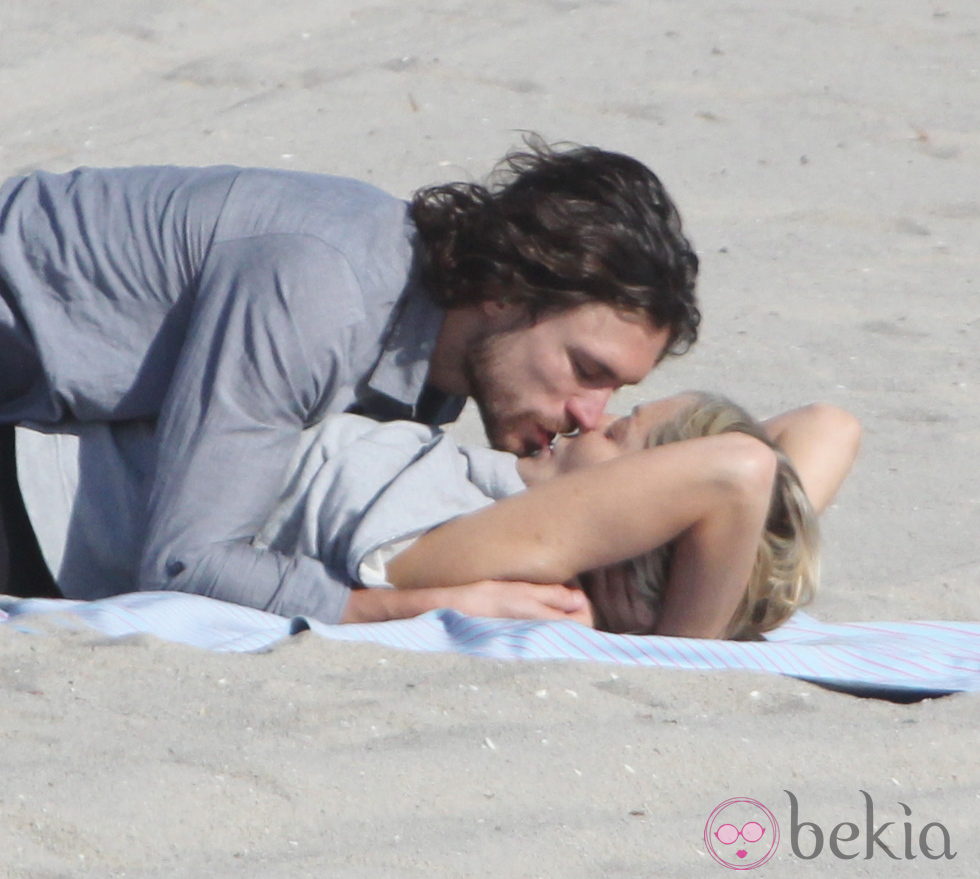 Sharon Stone y Martín Mica besándose en la playa