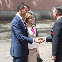 Los Príncipes saludan al Presidente de Portugal y su esposa a su llegada a Lisboa