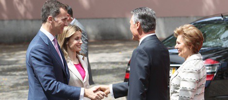 Los Príncipes saludan al Presidente de Portugal y su esposa a su llegada a Lisboa