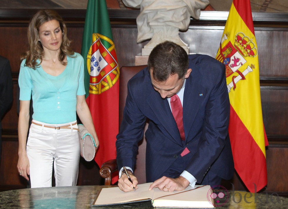 Los Príncipes de Asturias firman durante su visita al Parlamento de Portugal