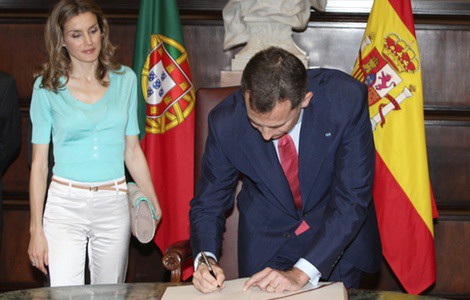 Los Príncipes de Asturias firman durante su visita al Parlamento de Portugal