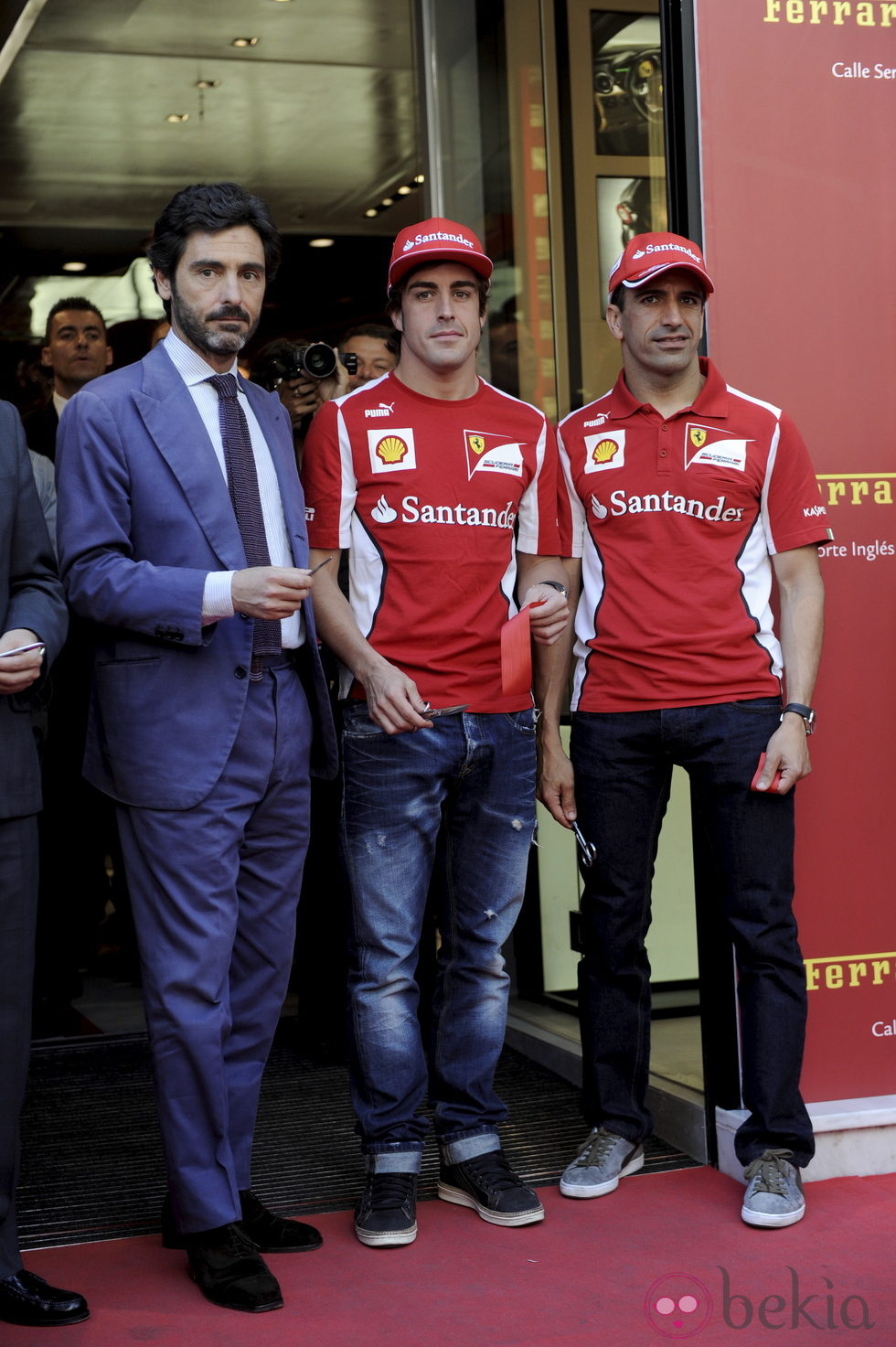 Fernando Alonso y Marc Gené en la inauguración de una tienda de Ferrari en Madrid