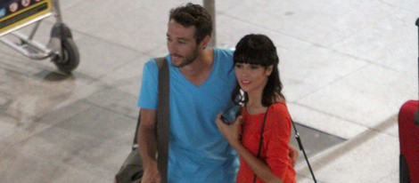 Raquel del Rosario y Pedro Castro en el aeropuerto de Madrid-Barajas