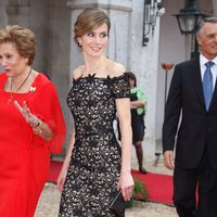 La Princesa Letizia radiante en una cena de gala en Portugal