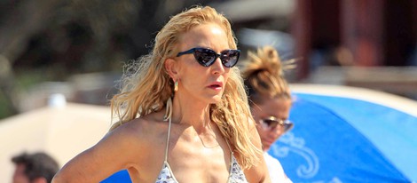 Carmen Lomana disfruta en biquini de las playas de Marbella