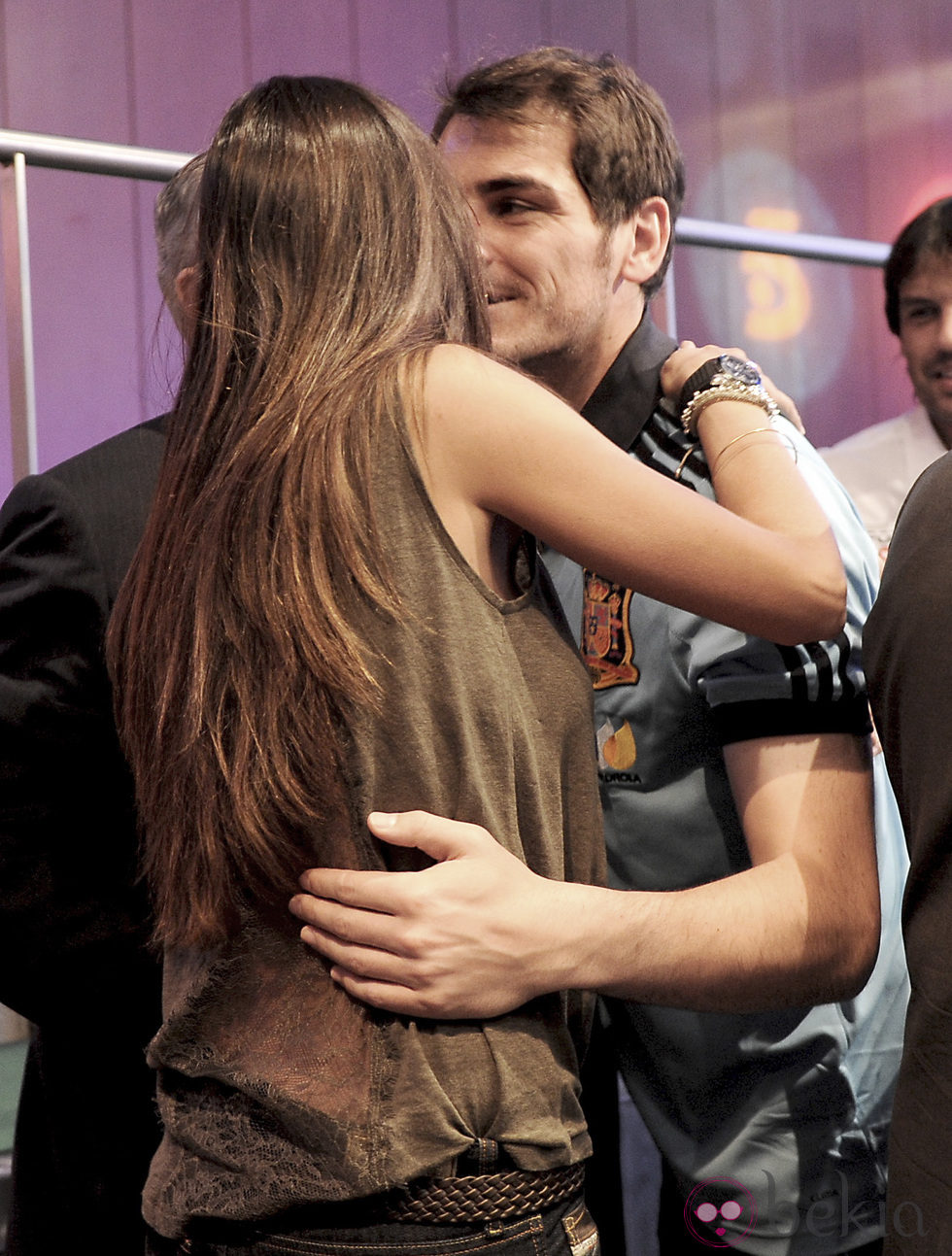 Iker Casillas besa a Sara Carbonero en la presentación de la Eurocopa 2012