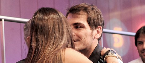 Iker Casillas besa a Sara Carbonero en la presentación de la Eurocopa 2012