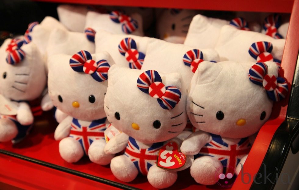 Hello Kitty También Celebra El Jubileo De La Reina Isabel Ii Londres