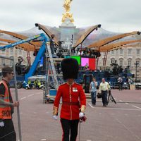 Un miembro de la guardia real británica frente a Buckingham Palace