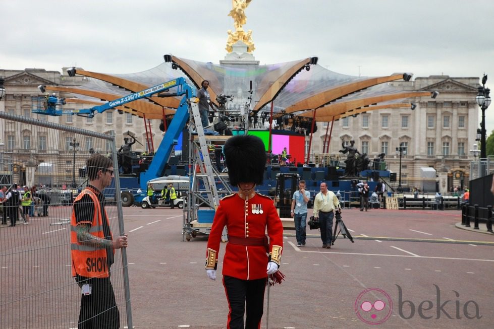 Un miembro de la guardia real británica frente a Buckingham Palace