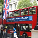 Un double decker felicita a la Reina Isabel II por su jubileo