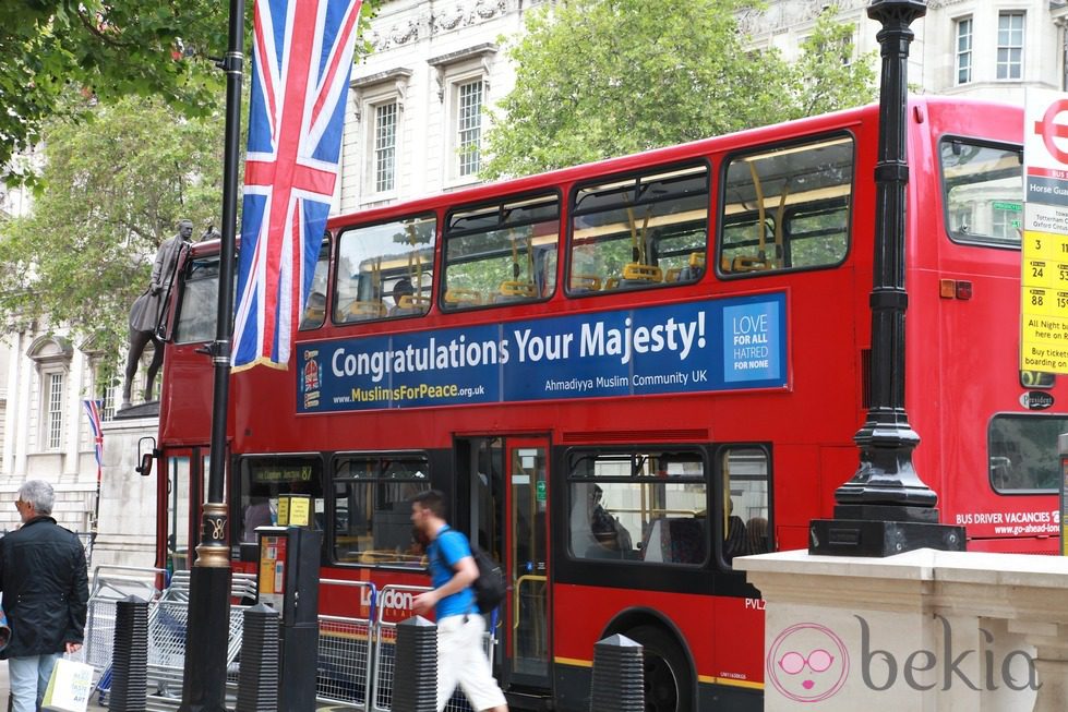 Un double decker felicita a la Reina Isabel II por su jubileo