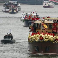 El barco de la Reina Isabel II durante el acto del Jubileo
