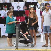 Elena Tablada con su novio Daniel Arigita y su hija Ella en Ibiza