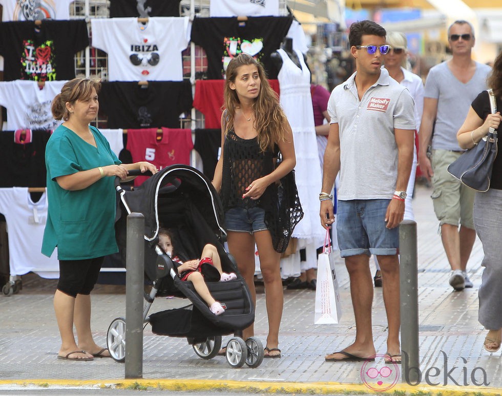 Elena Tablada con su novio Daniel Arigita y su hija Ella en Ibiza