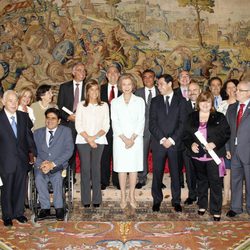 La Reina posa con los condecorados de la Orden Civil de la Solidaridad Social 2011