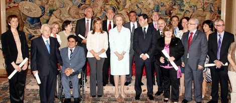 La Reina posa con los condecorados de la Orden Civil de la Solidaridad Social 2011