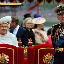 Isabel II y el Duque de Edimburgo en el desfile fluvial del Jubileo de Diamante