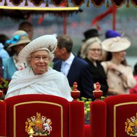 Isabel II y el Duque de Edimburgo en el desfile fluvial del Jubileo de Diamante