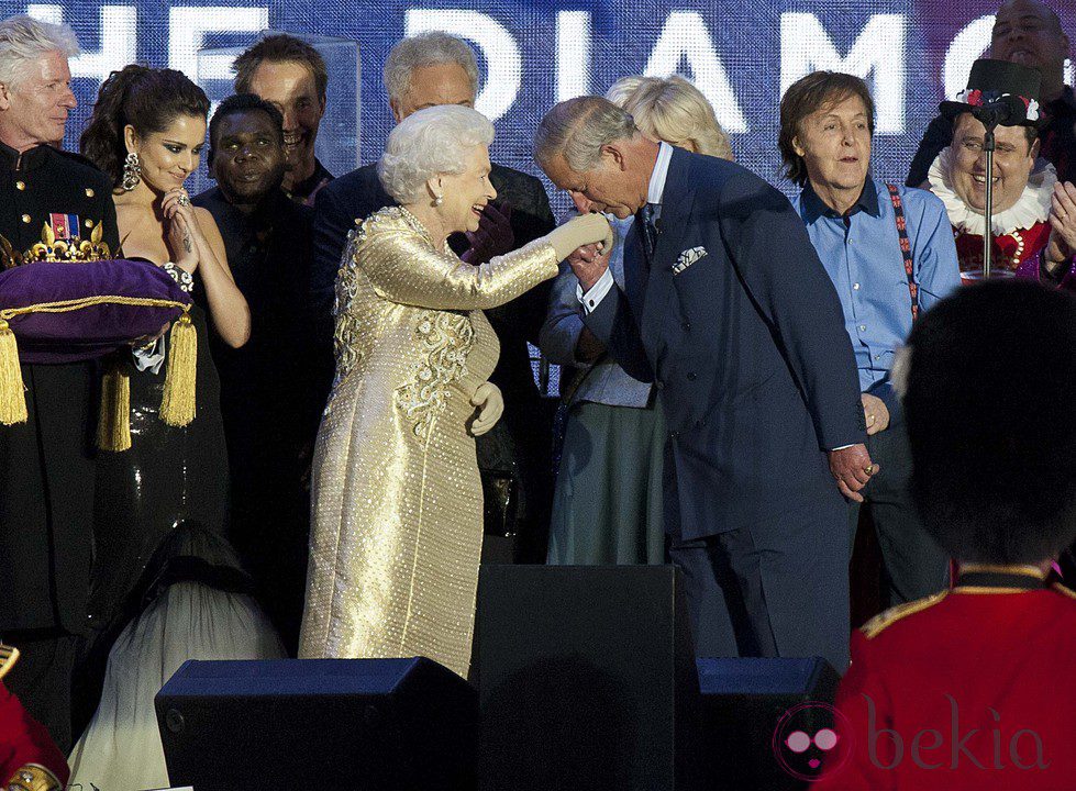 Carlos de Inglaterra besa a la Reina Isabel en el concierto del Jubileo de Diamante