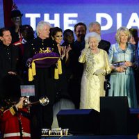 Isabel II, el Príncipe Carlos, Camilla Parker, Cheryl Cole, Tom Jones, Paul McCartney y Elton John en el concierto del Jubileo