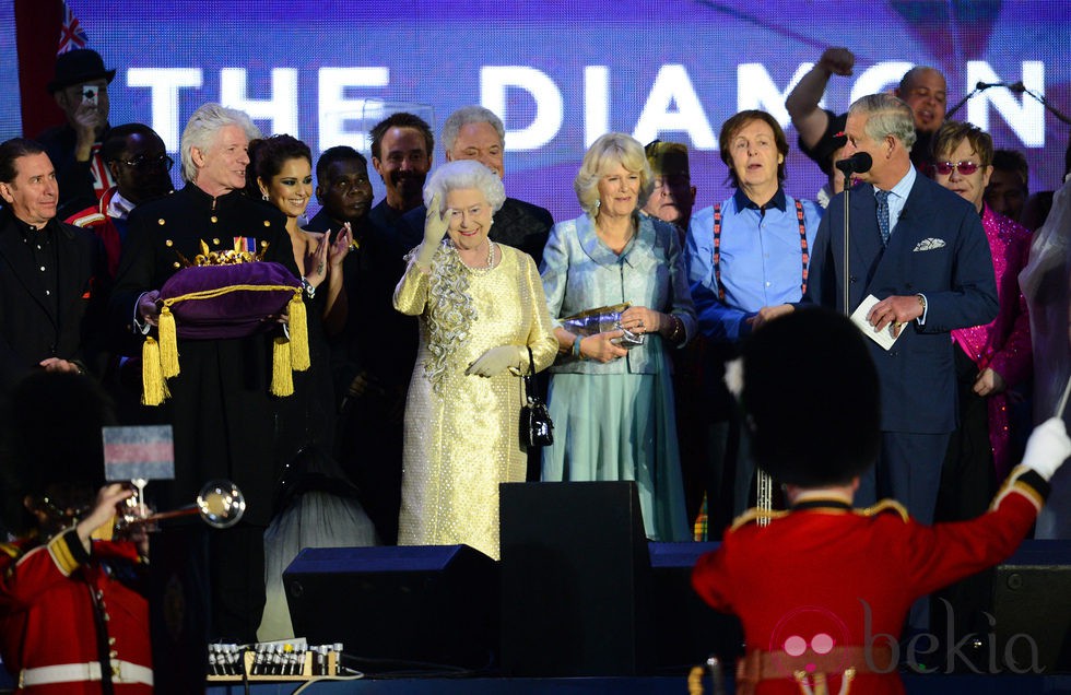 Isabel II, el Príncipe Carlos, Camilla Parker, Cheryl Cole, Tom Jones, Paul McCartney y Elton John en el concierto del Jubileo