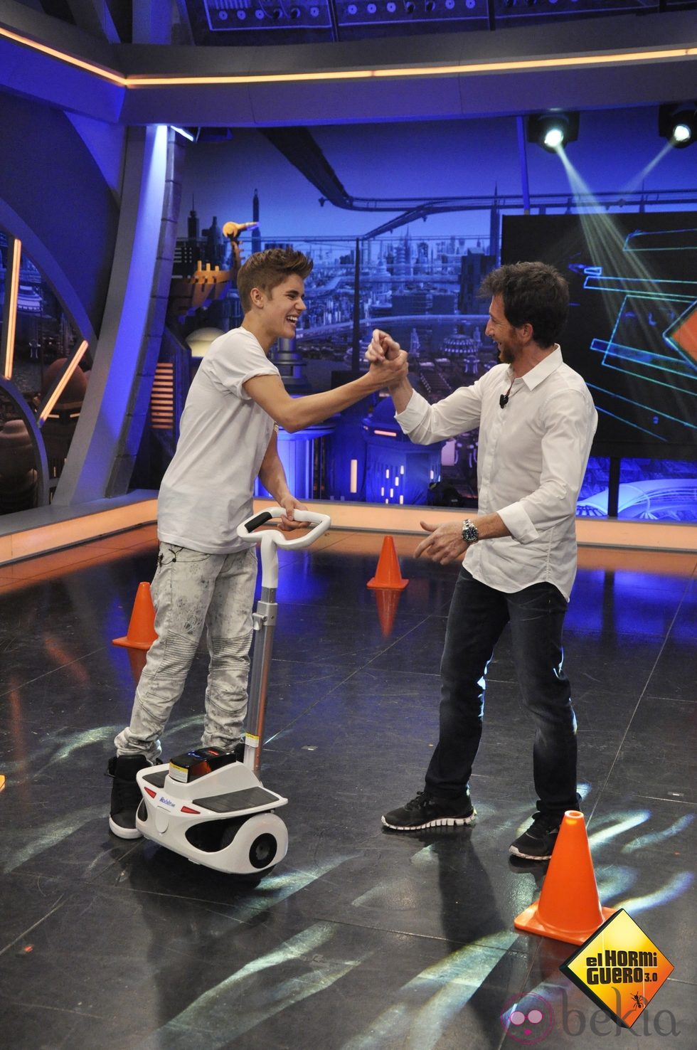 Justin Bieber y Pablo Motos con un patinete eléctrico en 'El Hormiguero'