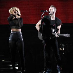 Rihanna y Coldplay cantando 'Princess of China' en los Grammy 2012
