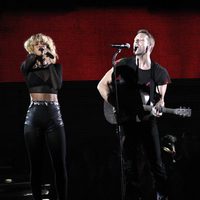 Rihanna y Coldplay cantando 'Princess of China' en los Grammy 2012