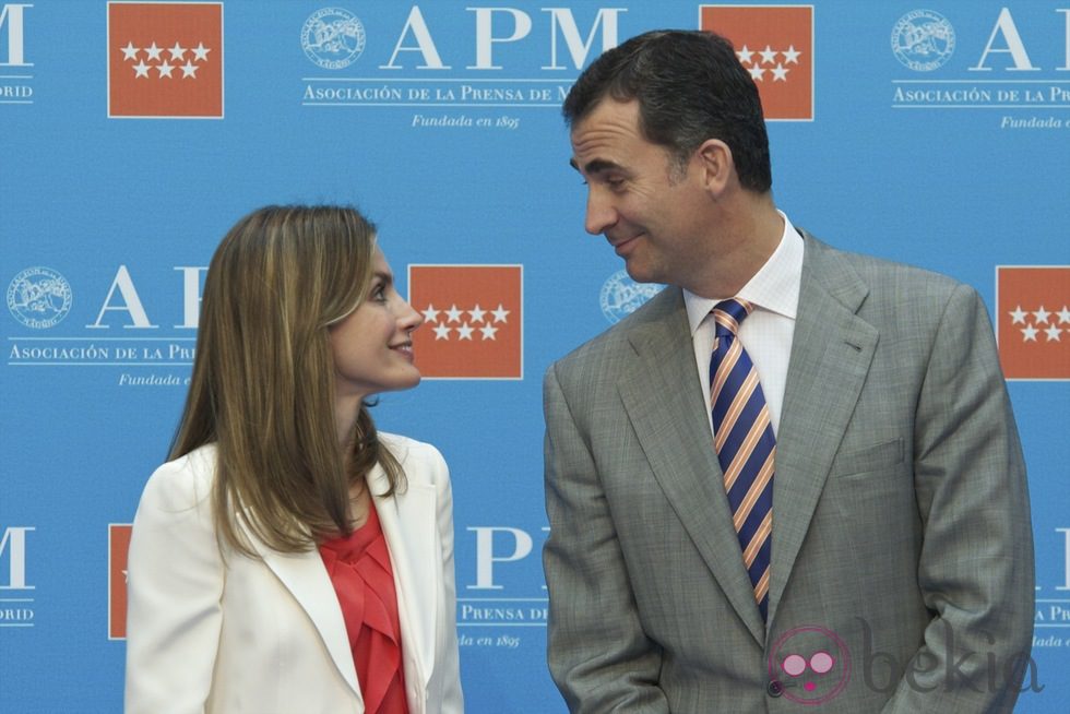 Los Príncipes Felipe y Letizia, muy cómplices en la entrega de los Premios de la APM 2011