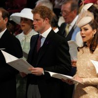 El Príncipe Harry y los Duques de Cambridge en la misa del Jubileo de Diamante