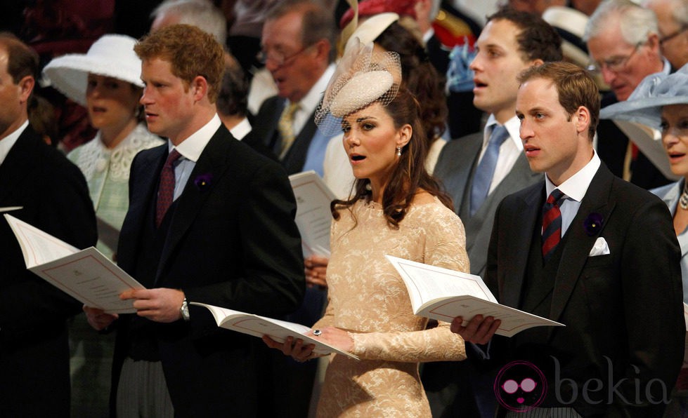 El Príncipe Harry y los Duques de Cambridge en la misa del Jubileo de Diamante