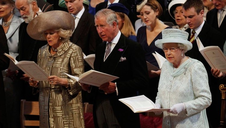 Camilla de Cornualles, el Príncipe Carlos y la Reina en la misa de acción de gracias del Jubileo de Diamante