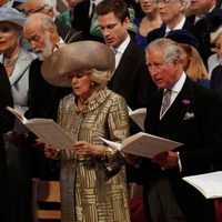 Camilla de Cornualles, el Príncipe Carlos y la Reina en la misa de acción de gracias del Jubileo de Diamante