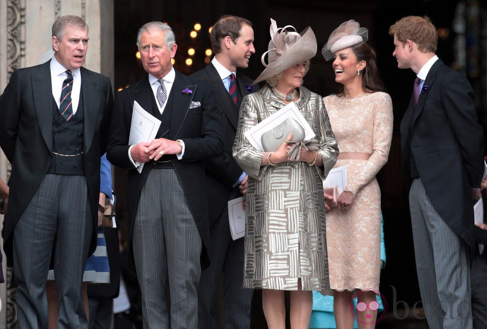 Los Príncipes Andrés, Carlos, Guillermo y Harry y las Duquesas de Cornualles y Cambridge en la misa del Jubileo