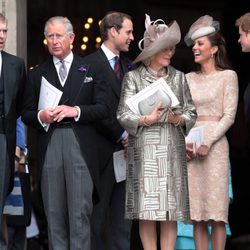Los Príncipes Andrés, Carlos, Guillermo y Harry y las Duquesas de Cornualles y Cambridge en la misa del Jubileo