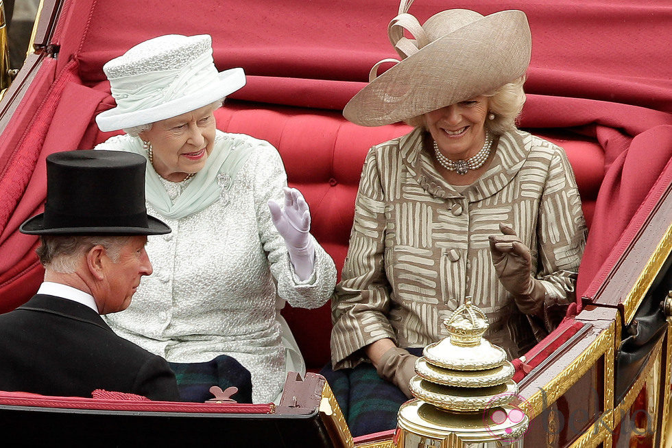 Camilla de Cornualles, el Príncipe Carlos y la Reina en el desfile de carruajes del Jubileo