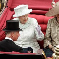 Camilla de Cornualles, el Príncipe Carlos y la Reina en el desfile de carruajes del Jubileo