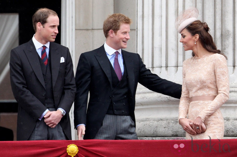 Los Duques de Cambridge y el Príncipe Harry en el balcón de Buckingham Palace por el Jubileo