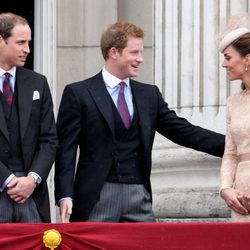 Los Duques de Cambridge y el Príncipe Harry en el balcón de Buckingham Palace por el Jubileo